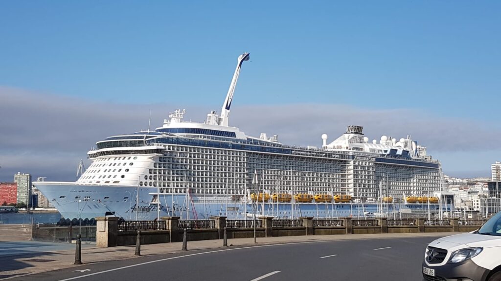 O cruceiro Anthem of the Seas no porto da Coruña. É un dos trasatlánticos máis grandes do mundo / Carlos Álvarez
