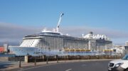 O cruceiro Anthem of the Seas no porto da Coruña. É un dos trasatlánticos máis grandes do mundo / Carlos Álvarez