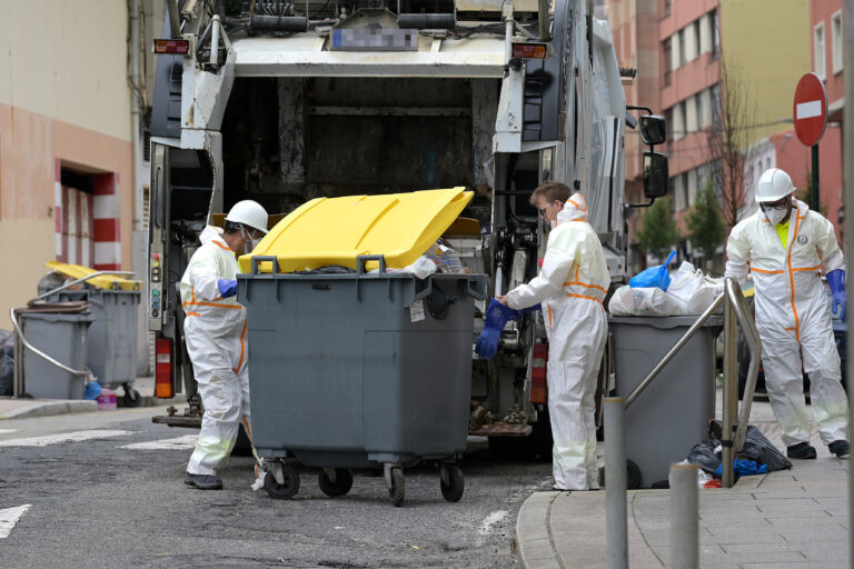 Arden seis camións de recollida de lixo nas instalacións de Prezero