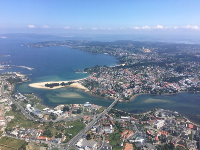 O Goberno empraza á Xunta a definir como abordar o pago de axudas aos mariscadores da ría do Burgo