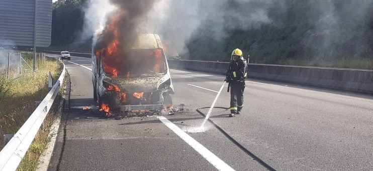 Un remolque incéndiase nun alpendre en Carballo