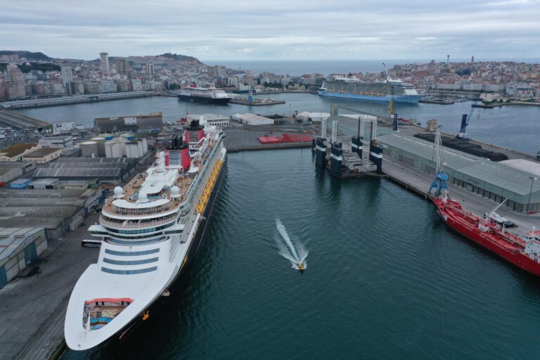 Tres cruceiros fan tripla escala no porto, con máis de 9.000 cruceristas