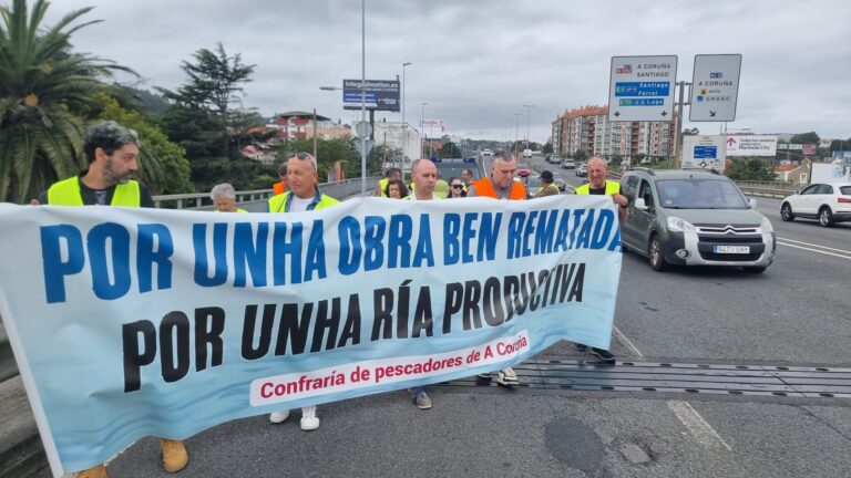 Mariscadores do Burgo secundan unha nova protesta en demanda de axudas tras o dragado: “Estamos desamparados”