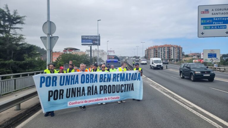 Mariscadores da ría do Burgo mobilízanse de novo para demandar a prórroga de axudas tras o dragado