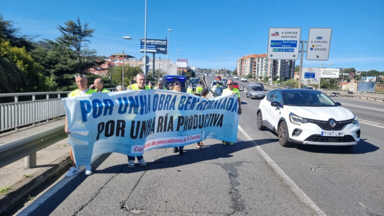 Mariscadores da ría do Burgo: “Deixaronnos tirados na rúa”