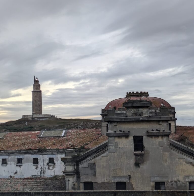 A Torre de Hercules preparase para a borrasca Aitor