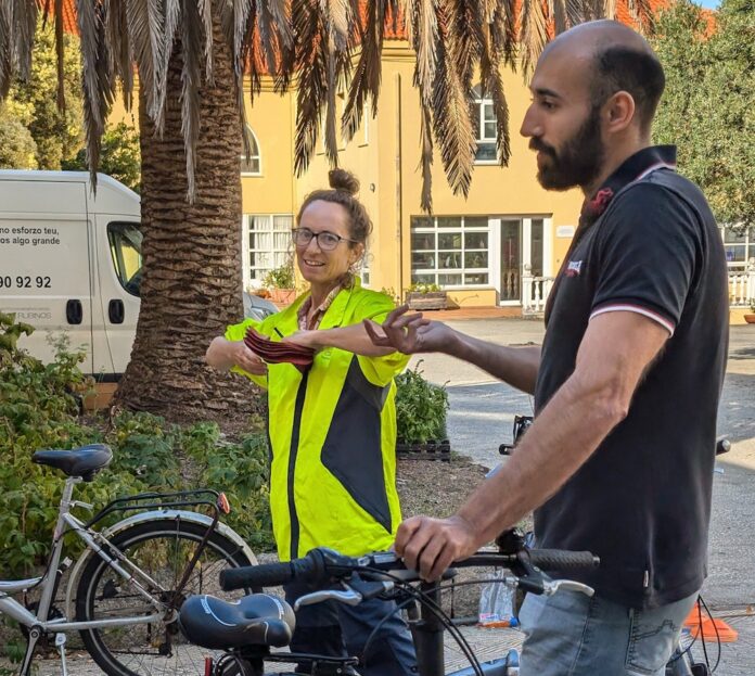 Blanca e Alex son mestres da Escola da Bici