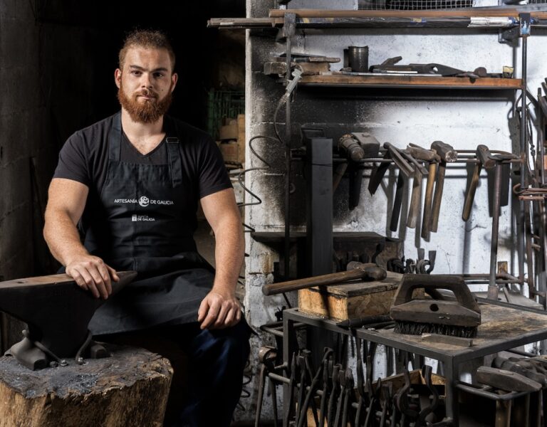 Borja Canedo no seu taller de forja-Foto-Artesania de Galicia