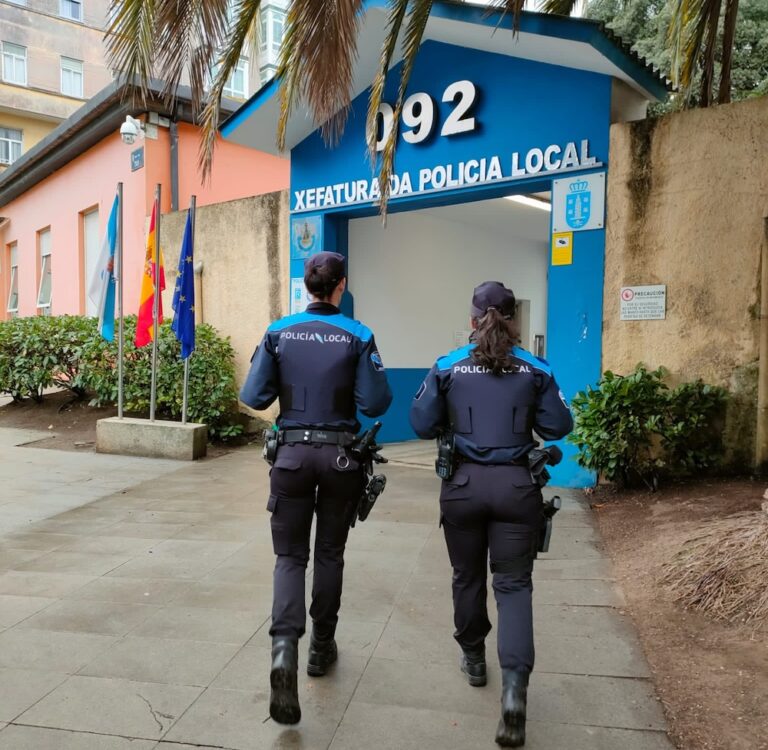 Dous axentes da Policia Local entrando na oficina da Rua Orillamar