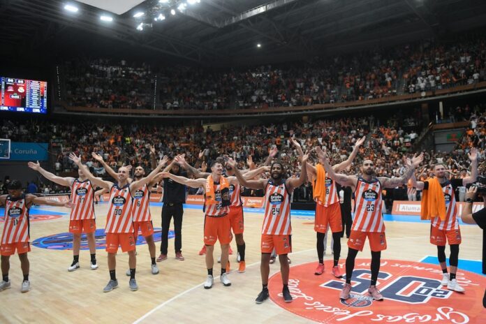 O Basquet COruna celebrando a primeira vitoria da sua historia na ACB