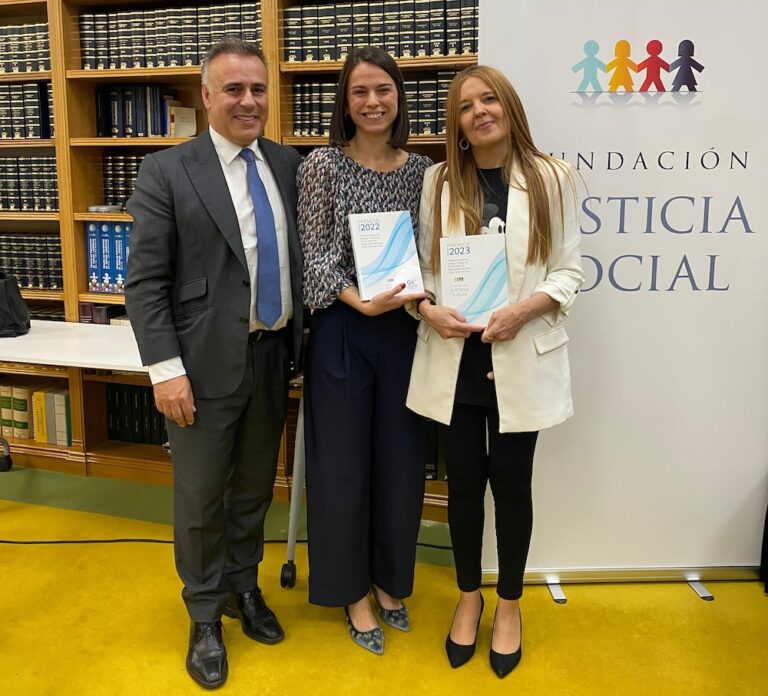 Mireia López Girón, no centro rodeada polo decano do ERLAC, Jesús Vázquez Forno, e Rocío Pérez Pose, ao remate do acto celebrado en Madrid