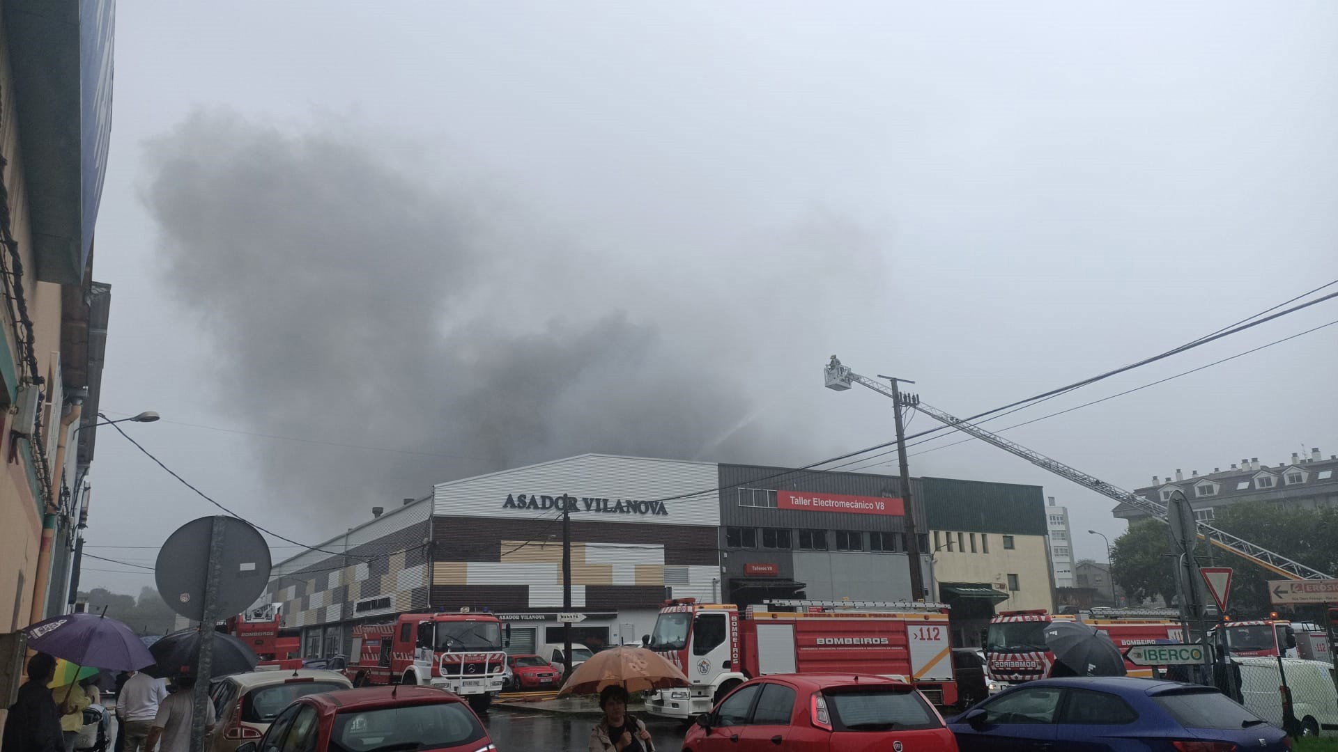 Rexistrado un incendio de "moita intensidade" nun taller de vehículos de dúas plantas en Cambre (A Coruña).