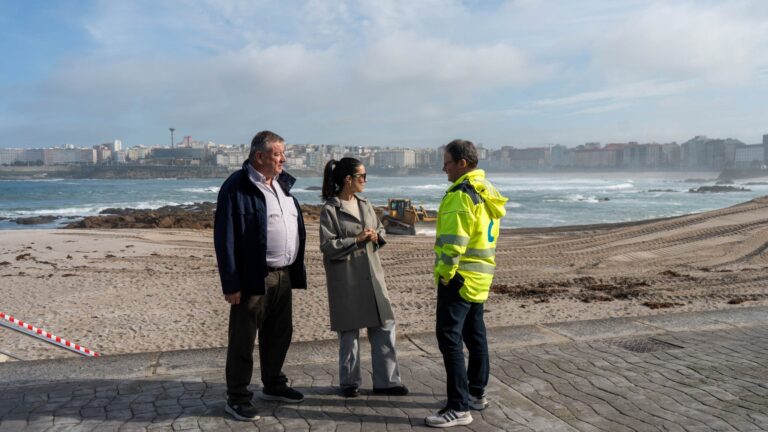 Arrincan os traballos para levantar a duna de Riazor, que protexerá o Paseo Marítimo dos temporais de inverno