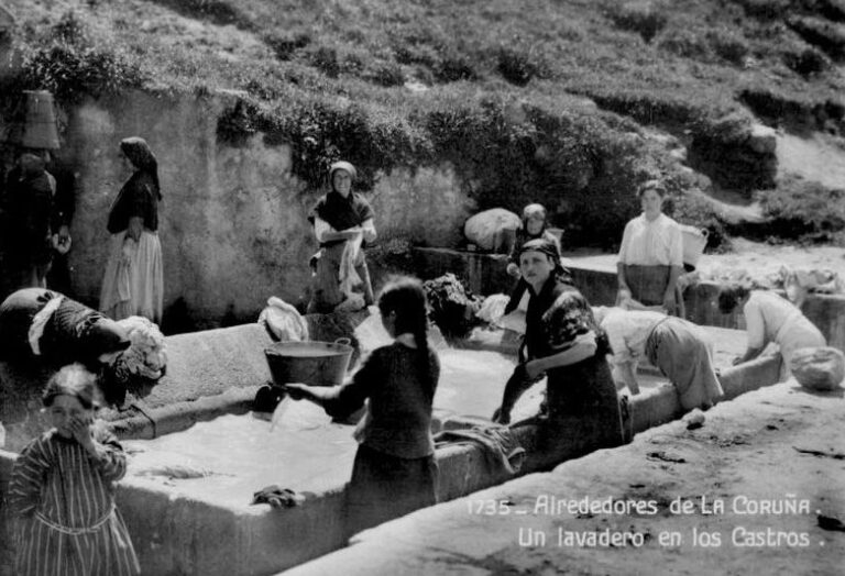 Lavandeiras dos Castros nunha foto histórica recollida no proxecto A Coruña das Mulleres