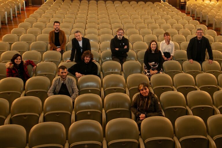 Membros de 586 cantos no Teatro Colon