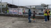 Os conserxes dos polideportivos ás portas do Coliseum o pasado domingo