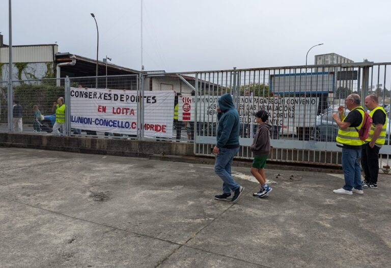 Os conserxes dos polideportivos ás portas do Coliseum o pasado domingo