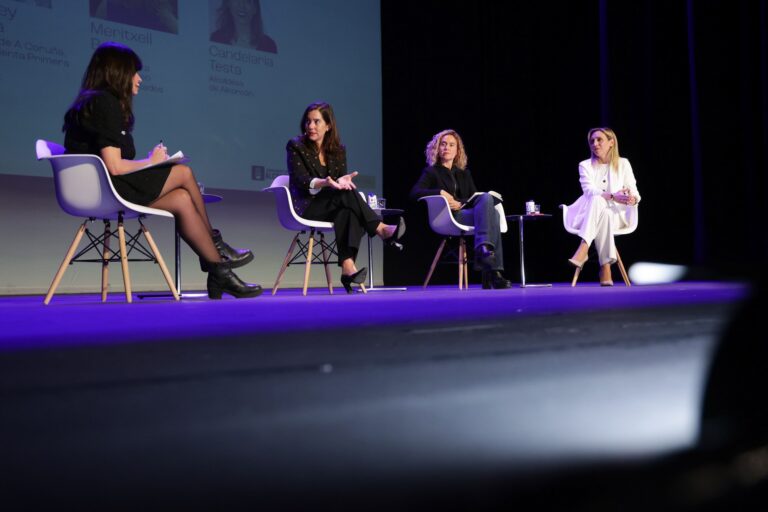 A alcaldesa da Coruña reivindica a importancia do liderado feminino nas políticas públicas