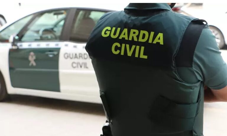 Axentes da Garda Civil identifican pola vestimenta e forma de andar aos acusados de roubos en Arteixo