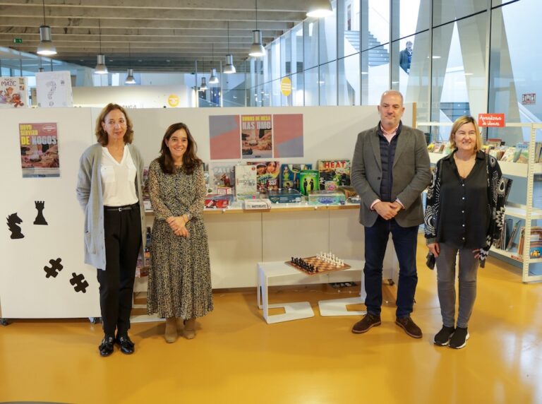 A alcaldesa, Inés Rey, presentou esta mañá o plan de xogos acompañada do concelleiro de Cultura e Turismo, Gonzalo Castro, e da directora da Rede de Bibliotecas Municipais da Coruña, Isabel Blanco, e a directora da Biblioteca do Centro Sociocultural Ágora, Cristina Ameijeiras.