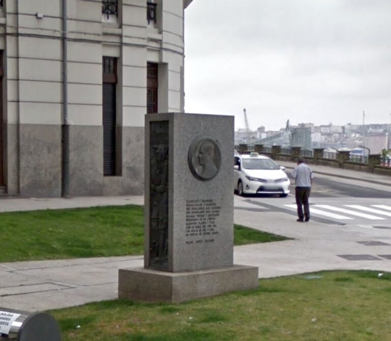 Estatua Alfonso Molina Puerta REeal Coruna-Franquismo