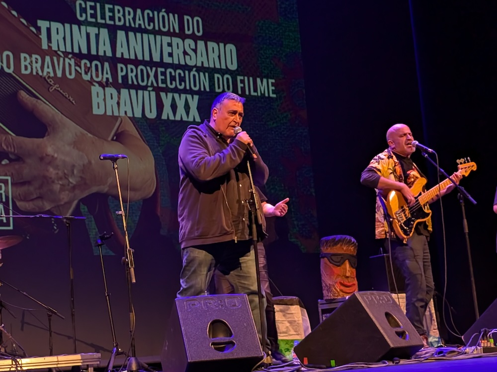 Impresionantes as colaboracións como as de Josito Pereiro cantando a Radio Océano