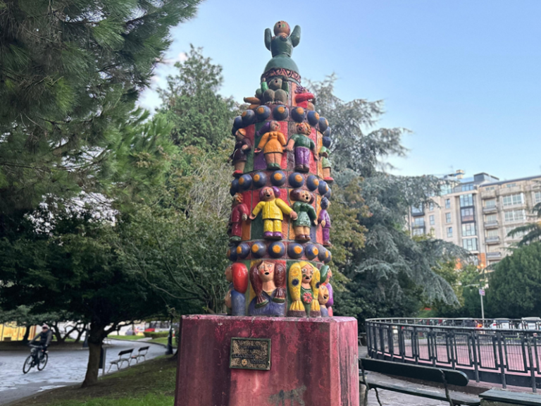 Conclúen os traballos de restauración do monumento a Alexandre Bóveda na praza de Xosé Toubes