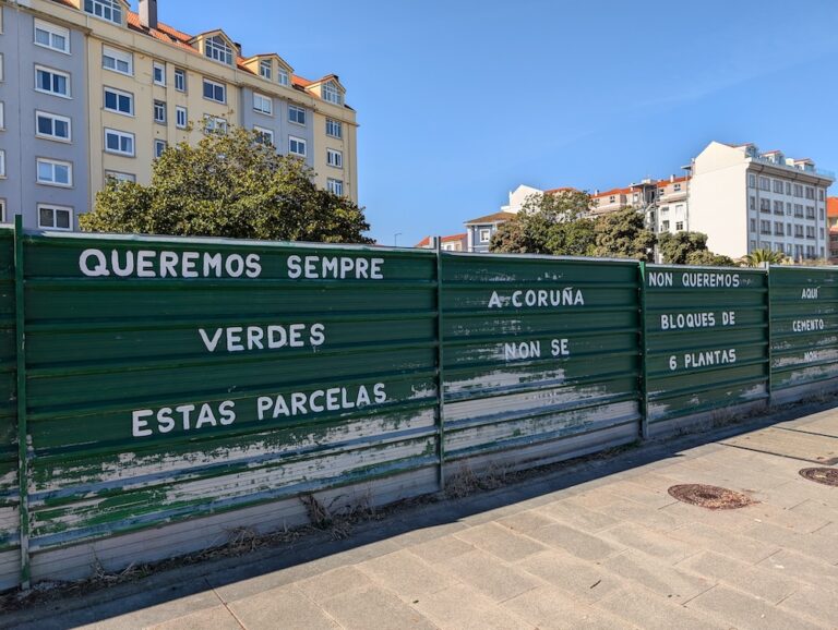 Pintadas no campo da maestranza contra a urbanizacion