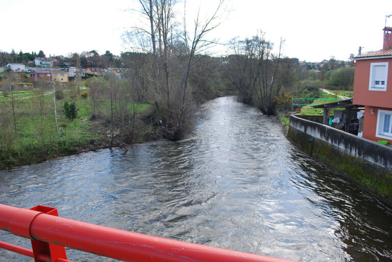 Obras de conservación no río Mero no seu tramo por Cambre