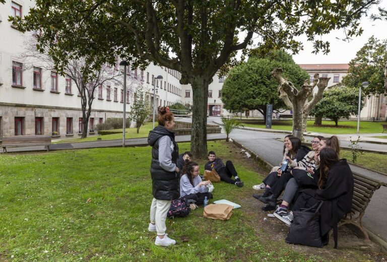 A Universidade da Coruña prohibirá o consumo de tabaco ou ‘vapers’ en todos os espazos dos seus campus