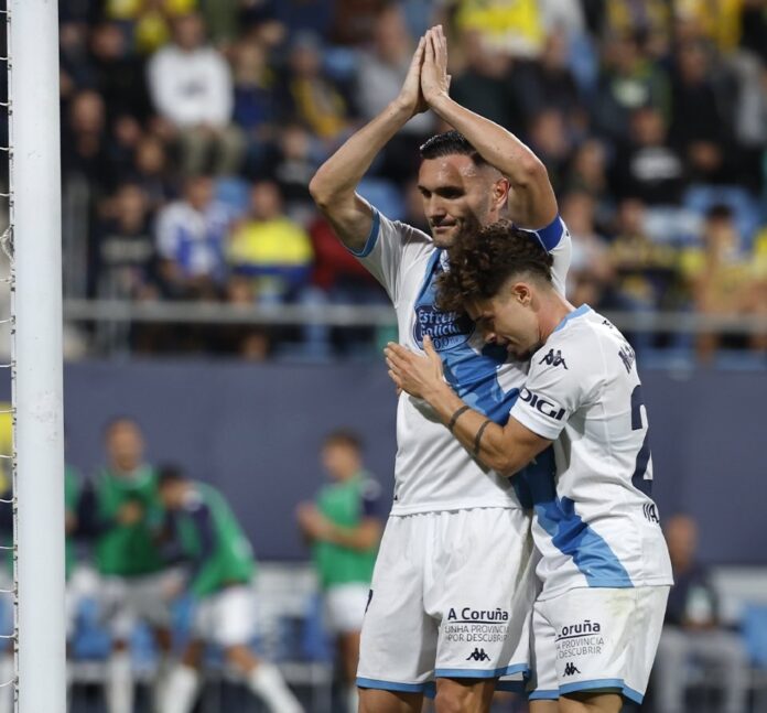 Lucas pedindo perdon a grada gaditana tras un dos seus goles-Foto-rcdeportivo