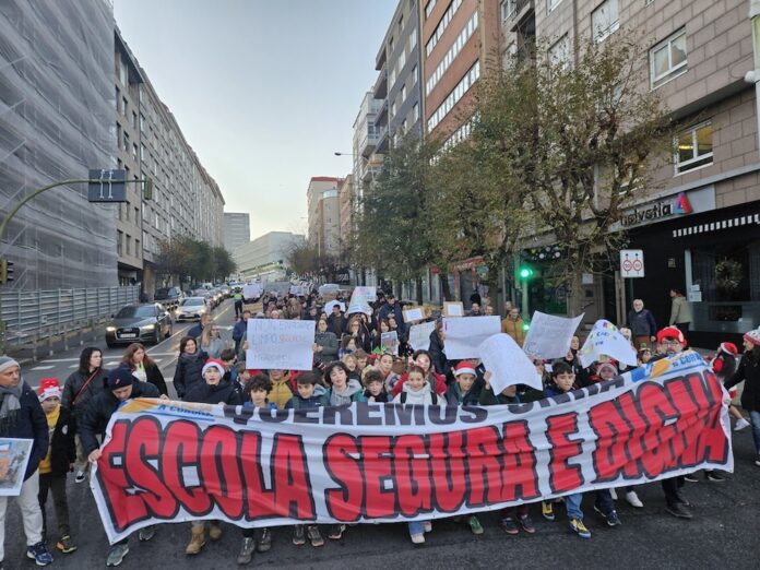 Imaxe dunha manifestación da comunidade escolar do CEIP Prácticas