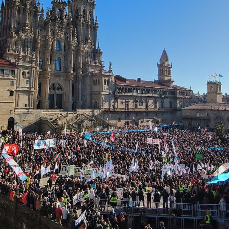 Praza do Obradoiro ateigada contra Altri