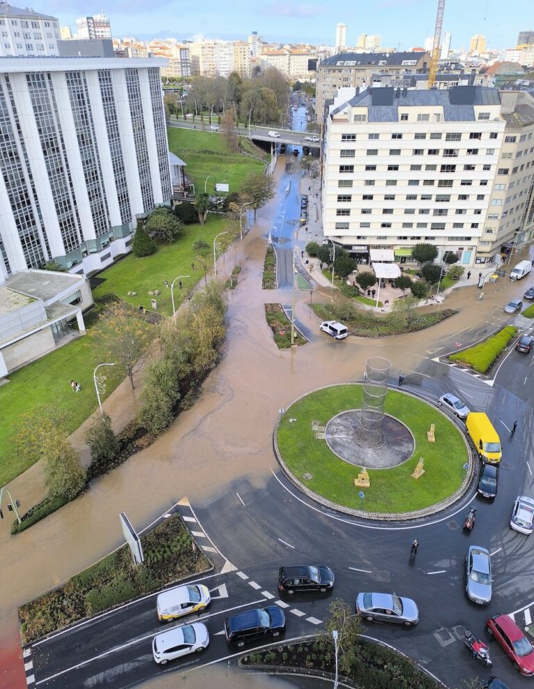 Rotonda de Monelos inundada-Foto-Javi Guillen