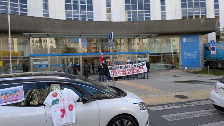 As traballadoras de residencias privadas realizan unha caravana reivindicativa na Coruña