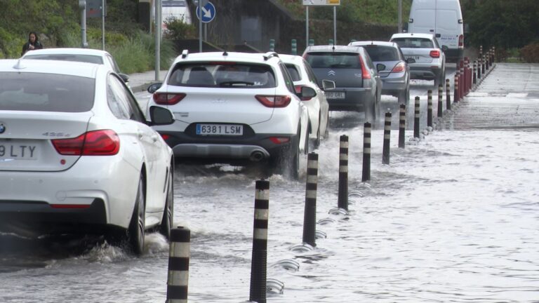 As fortes choivas causan afectacións ao tráfico por balsas de auga en Eirís e no paseo marítimo