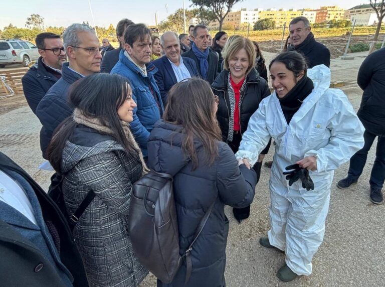 A alcaldesa da Coruña pide incorporar aos rexedores á xestión de emerxencias tras visitar aos afectados da DINA