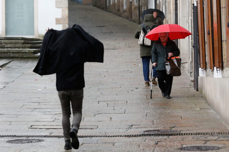 Aviso por choiva este martes no litoral sur da Coruña