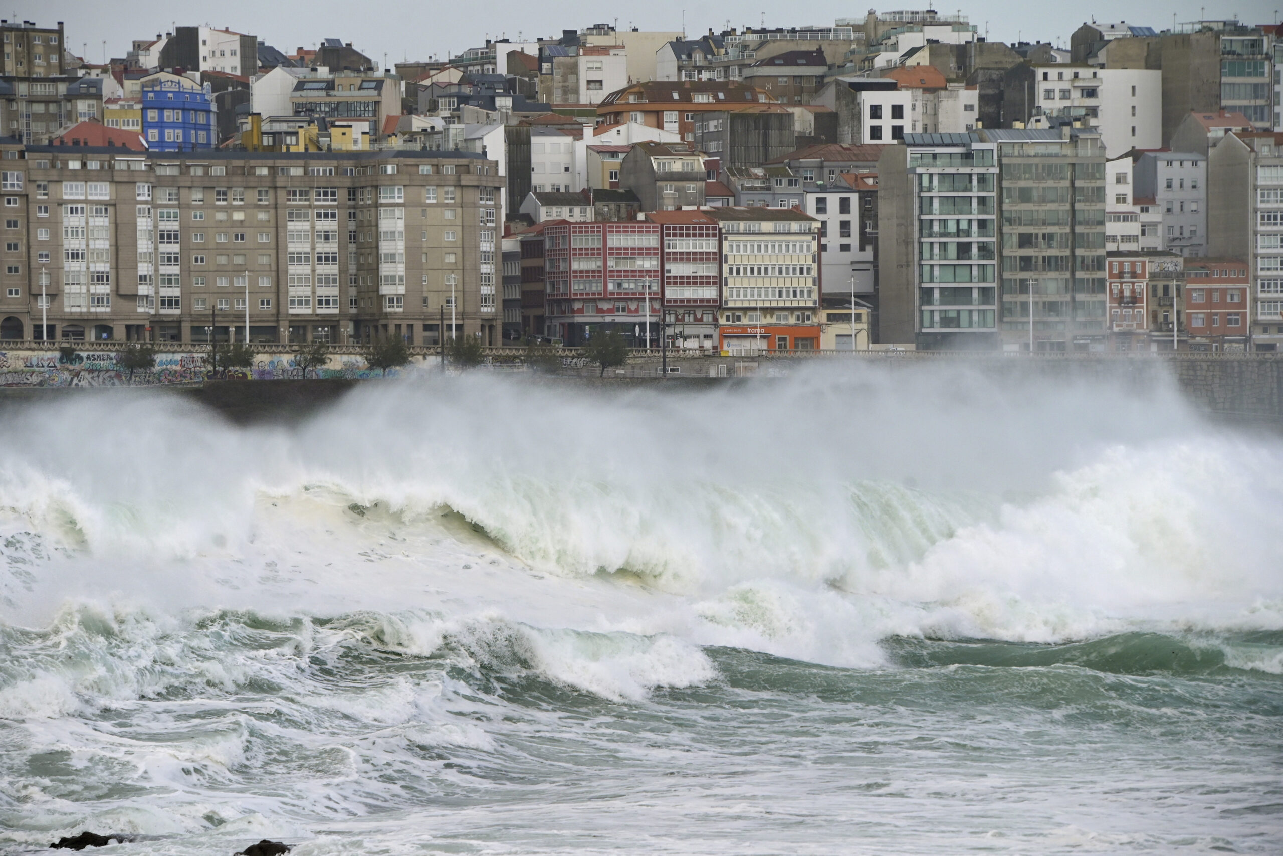 Arquivo - Vistas do mar picado con edificios ao fondo na Coruña.. M. Dylan - Europa Press - Arquivo