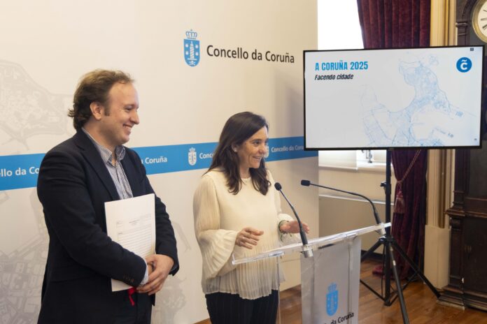 A alcaldesa da Coruña, Inés Rey, e o concelleiro de Urbanismo, Francisco Díaz, en rolda de prensa. ANDY PÉREZ