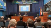 Carlos Pereira Martínez e presidente da asociación cultural de Est históricos, Javier García presentando a revista Ningures