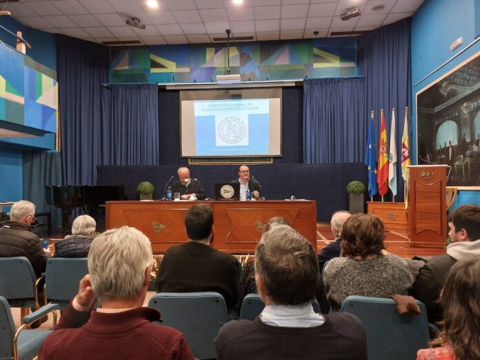 Carlos Pereira Martínez e presidente da asociación cultural de Est históricos, Javier García presentando a revista Ningures