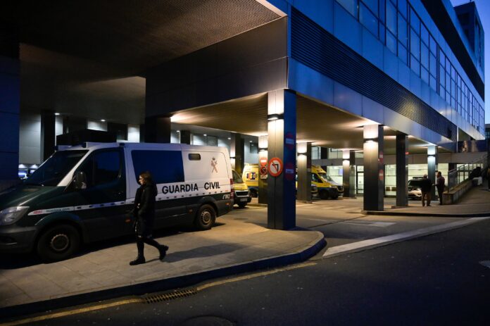 Un vehículo da Garda Civil nas Urxencias do Complexo Hospitalario Universitario da Coruña.. M. Dylan - Europa Press