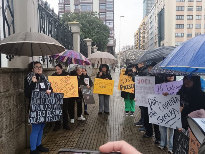 Familiares e amigos de Yoel Quispe, concentrados ante a Audiencia Provincial da Coruña