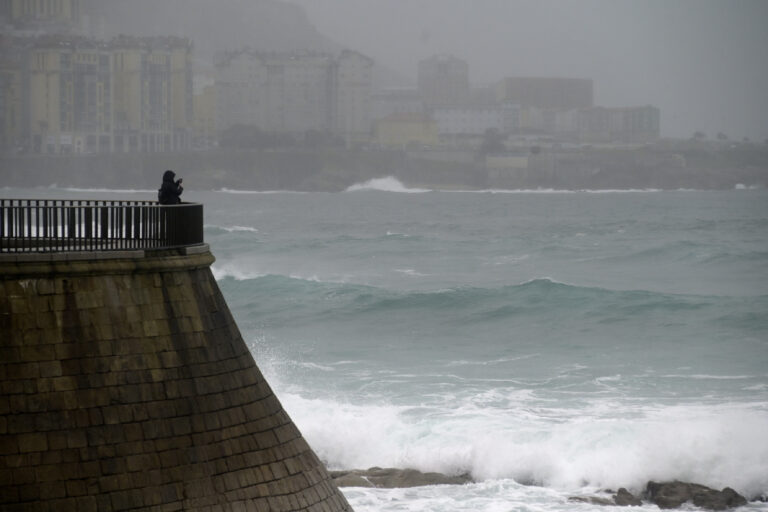 O descenso das temperaturas deixa avisos por ondada na Coruña esta fin de semana