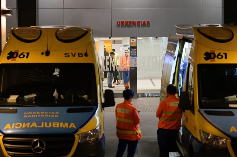 Denuncian o colapso en Urxencias do Chuac mentres a xerencia sinala “unha demanda superior á habitual”