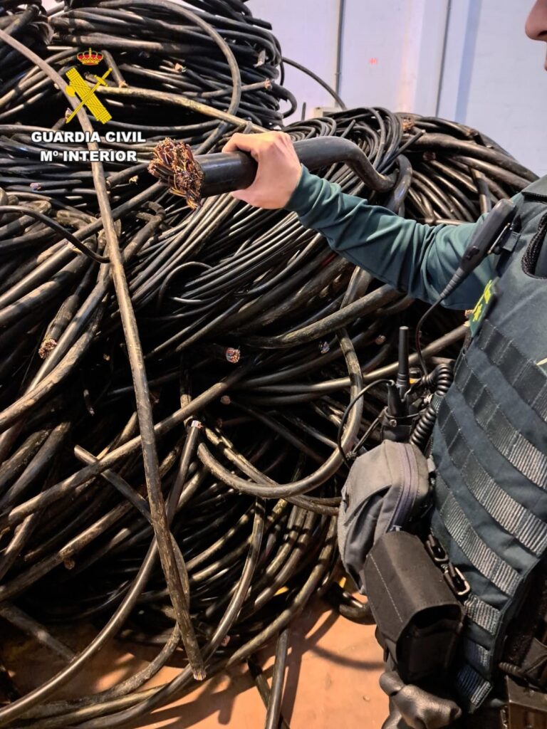 Tres detidos pola venda de oito toneladas de cable de cobre telefónico en chatarrerías da Coruña e Asturias