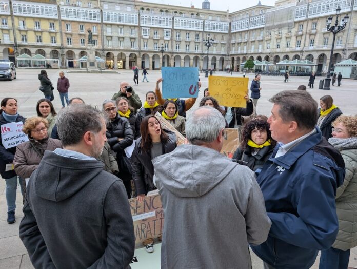 Concentración das traballadoras das escolas infantis da Coruna co concelleiro Ignacio Borrego