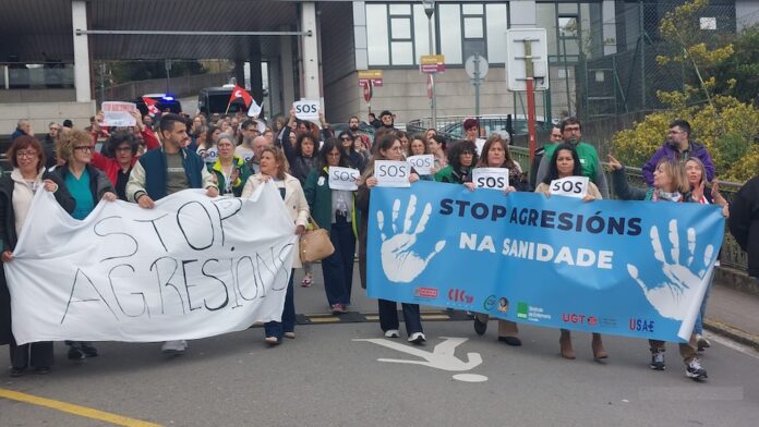 Sanitarios concentrandose no CHUAC contra as agresions