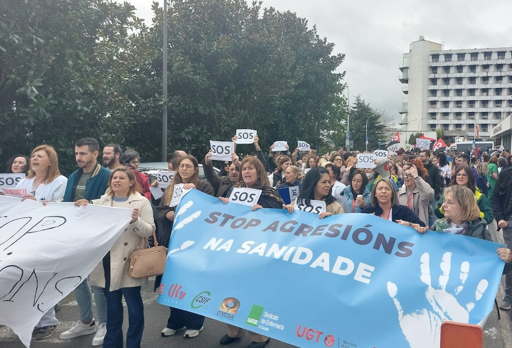 Sanitarios concentrandose no CHUAC contra as agresions